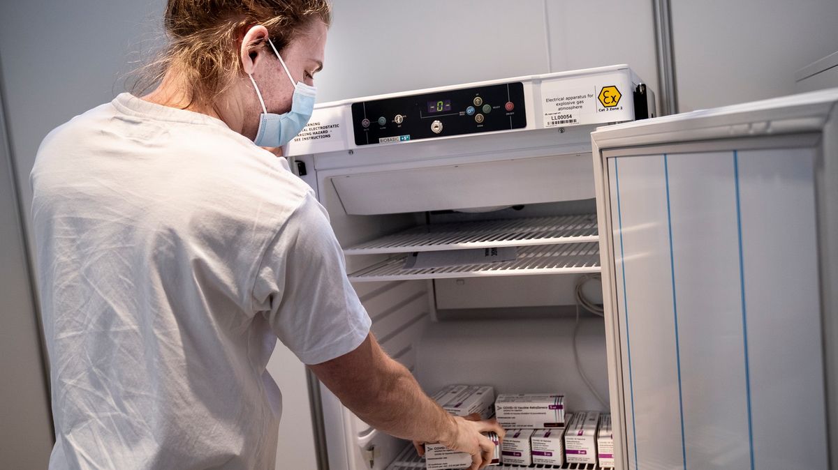 Dánsko pozastavuje očkování AstraZenecou. Do EU ale vstupuje další hráč